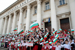 200 деца рецитираха “Аз съм българче” в навечерието на националния празник
